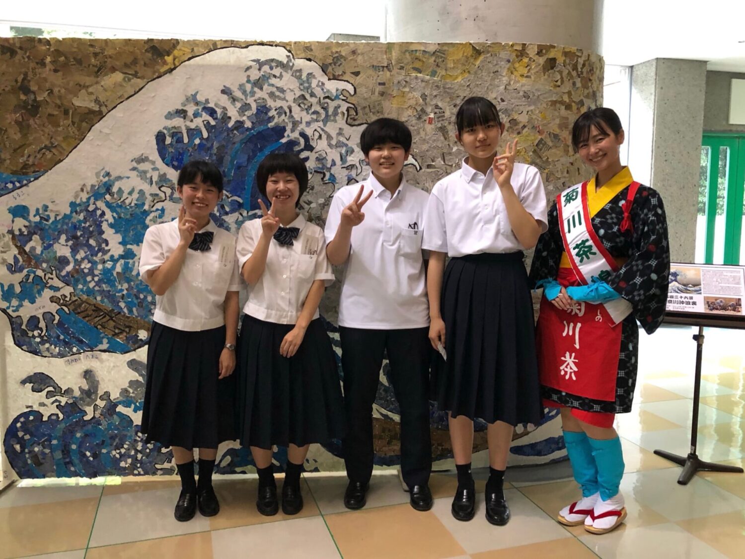 菊川市文化会館アエルで巨大ちぎり絵の説明をしました。 - 常葉大学